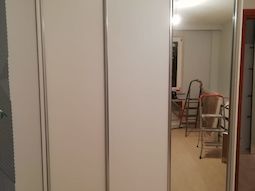 Шкаф в нишу в прихожей