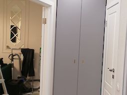 Распашной шкаф в нишу